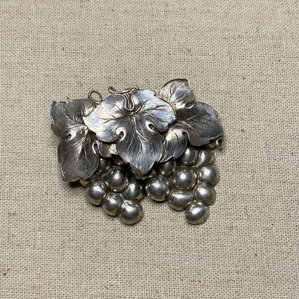 💛 RARE Coro Bunch Of Grapes Brooch
